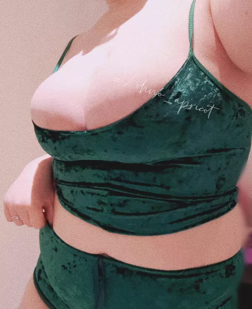 velvet looks good on chubby π