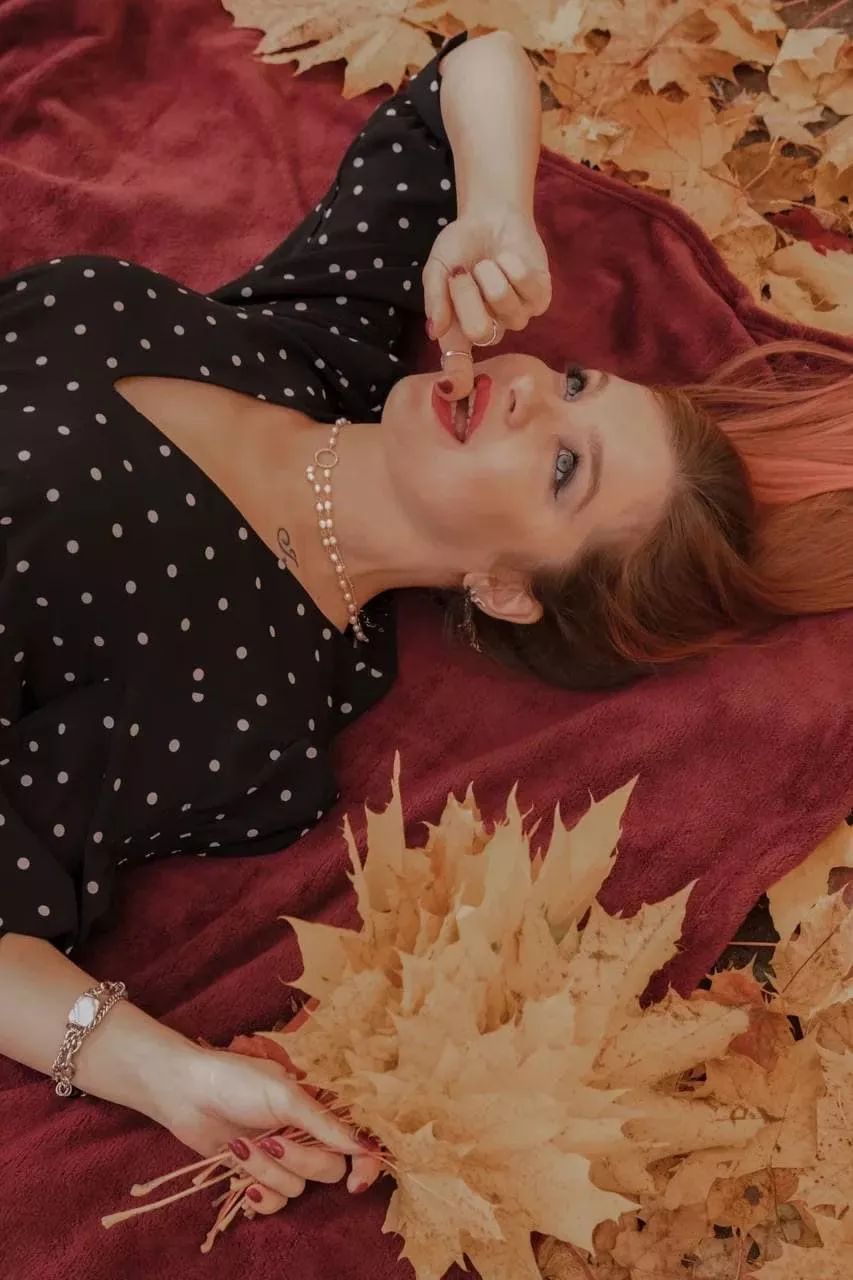 Very beautiful and sexy outfit, I think this color suits me, what do you think?