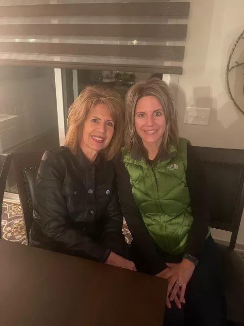 Very sexy mother/daughter duo…almost like twins 🖤💚