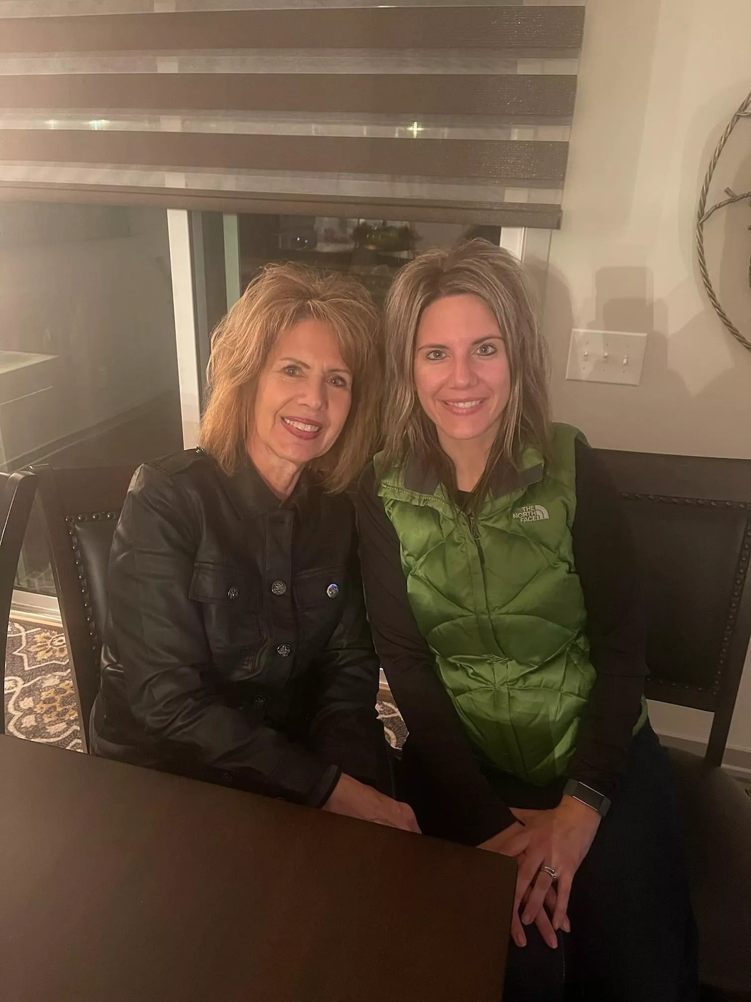 Very sexy mother/daughter duo…almost like twins 🖤💚