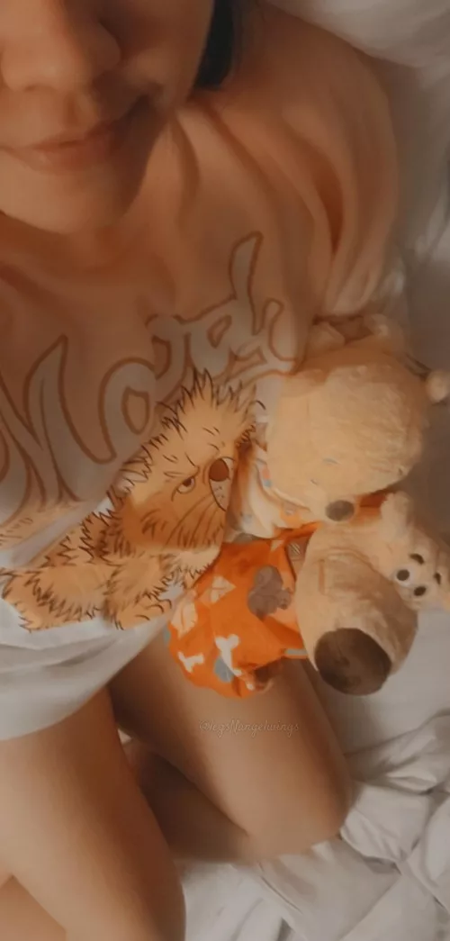 Very tired after a long day at Disney but got some new snuggle buddies 🥰