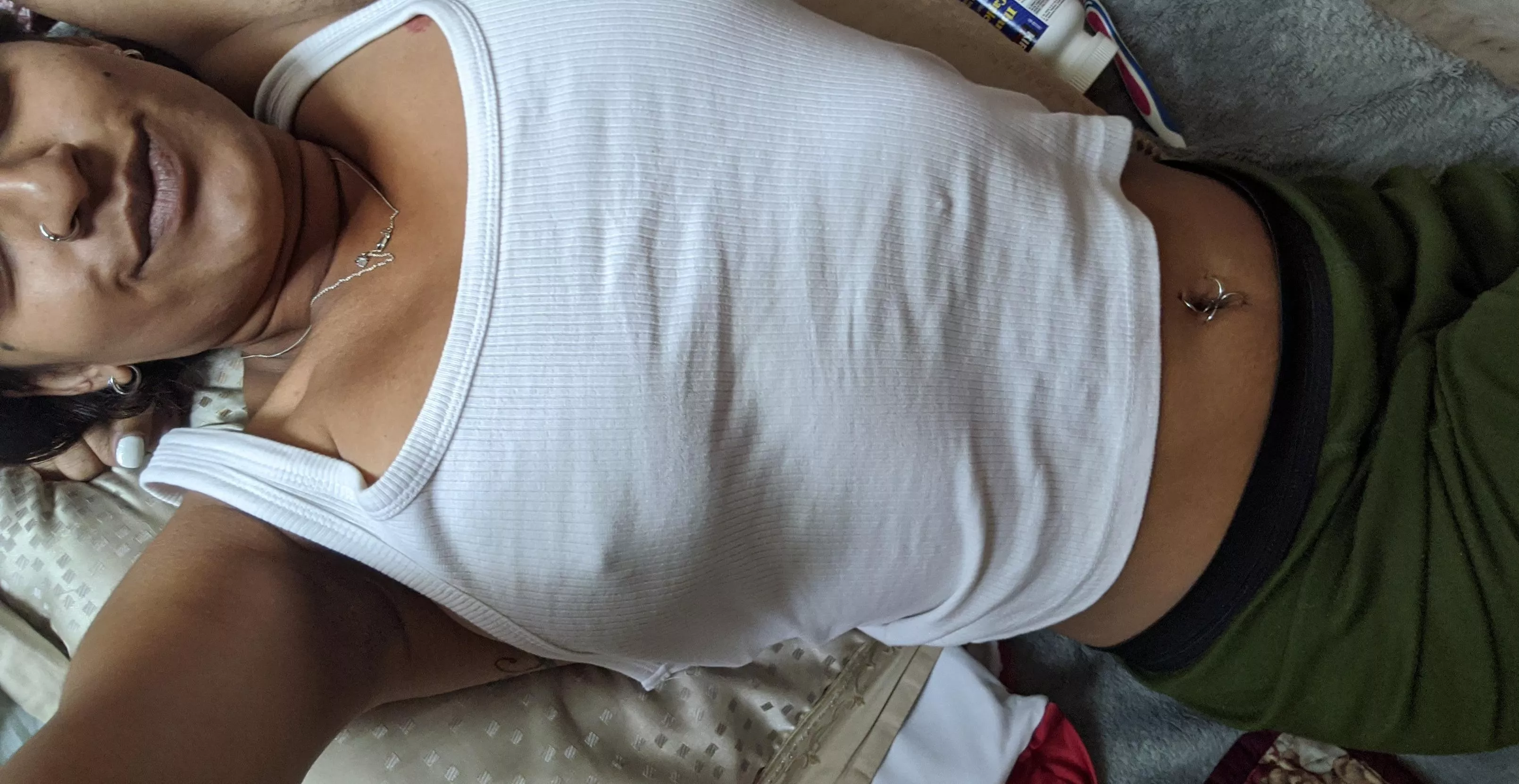Video of me oiling up my breast and armpits, well I spit on them😻 Video of me oiling up my breast and armpits, well I spit on them😻