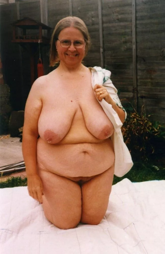 Vintage BBW nudist gettijg ready to lay out in her yard
