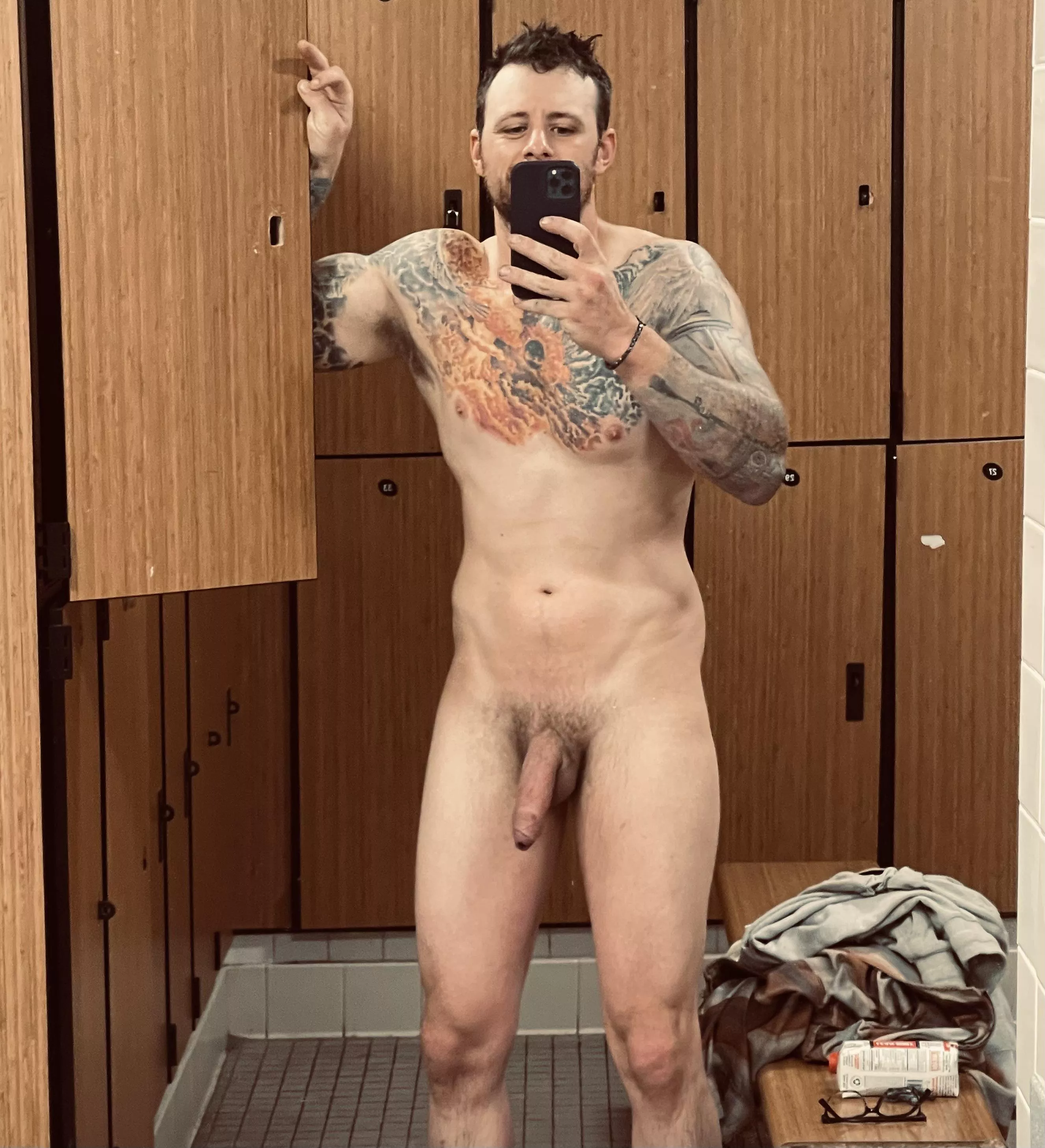 Waited for like ten minutes like this hoping someone would see me…you see me in the locker room like this wyd?