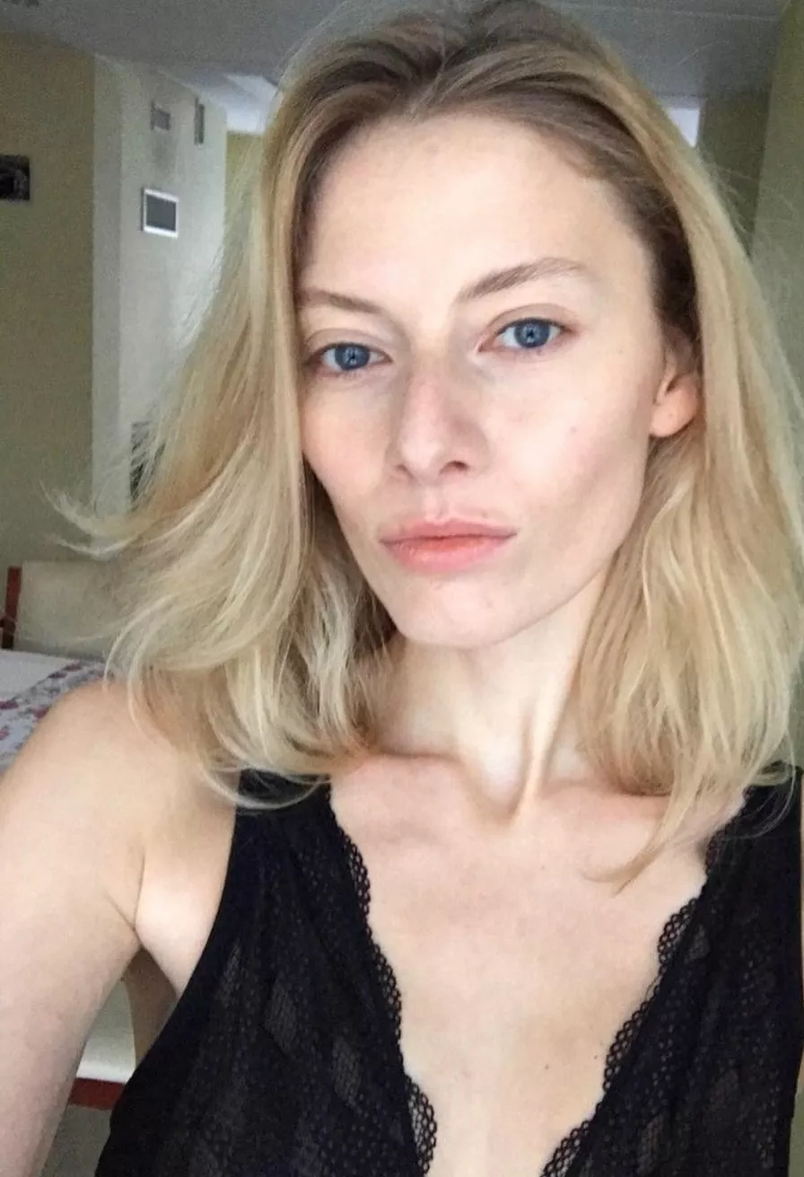 Waiting for a warm welcome for me, the new Queen. F26