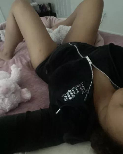 Waiting for daddy like this with my teddy 😇