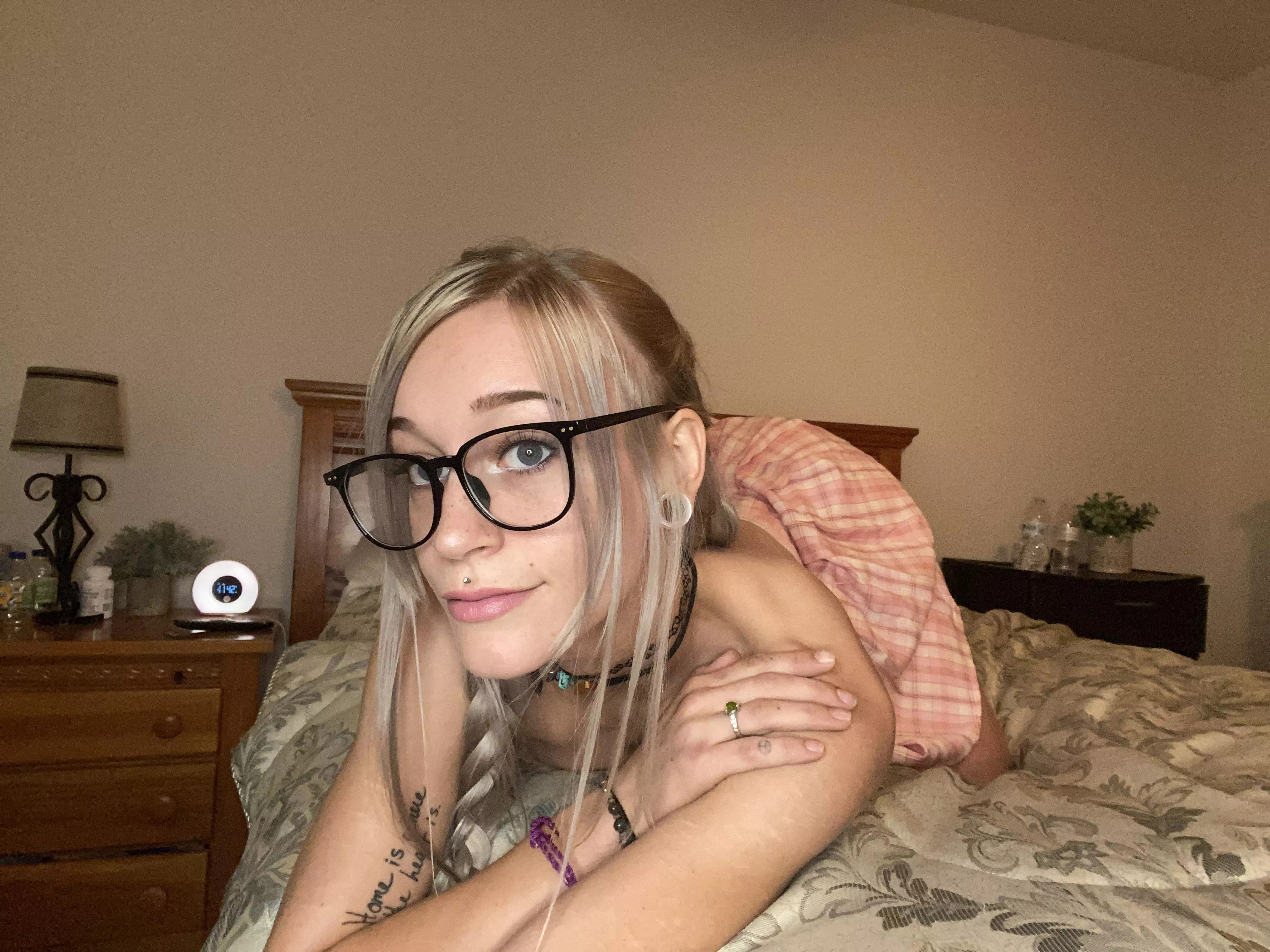 Waiting for my study buddy like 😇 (21F) Waiting for my study buddy like 😇 (21F)