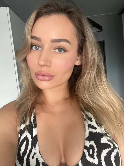 Waiting for u to get me in ur house to fuck🥰