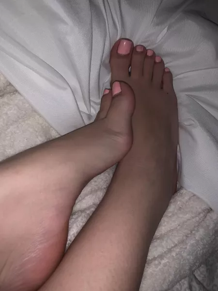 waiting for you to suck my toesπ©