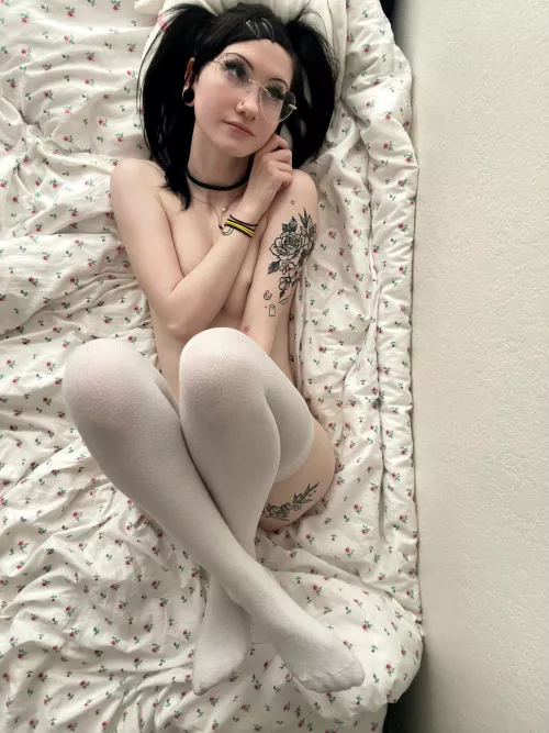 waiting in bed for you🖤