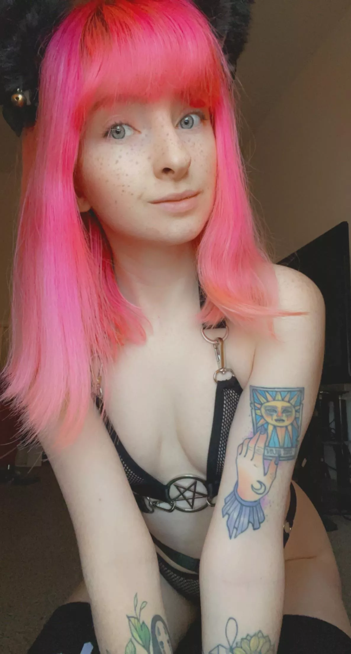 wanna come over and play with an emo catgirl?🥺🖤