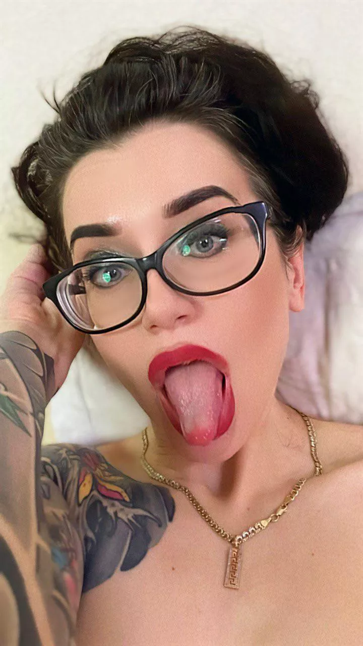 Wanna cum on my face and glasses?
