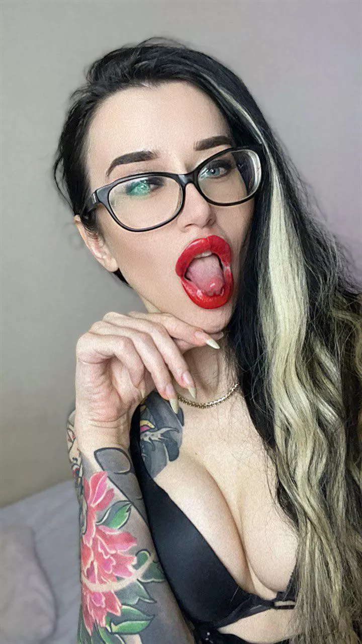 Wanna cum on my face? Mmm