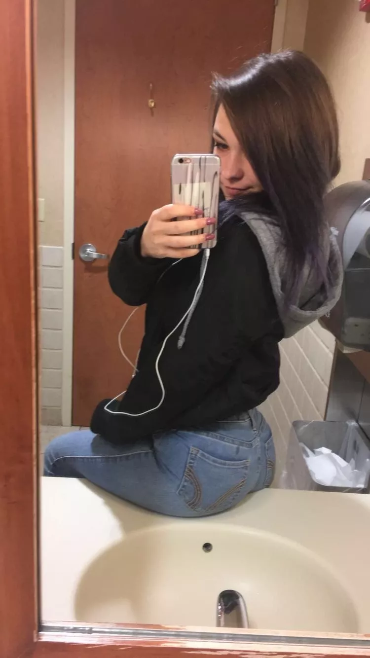 ✨ Wanna have some fun with this sweet petite? 😝 I offer [premades] [customs] [sext] [cam] sessions🥵 and if you want me to be your girlfriend we can try [GFE] 😍💚