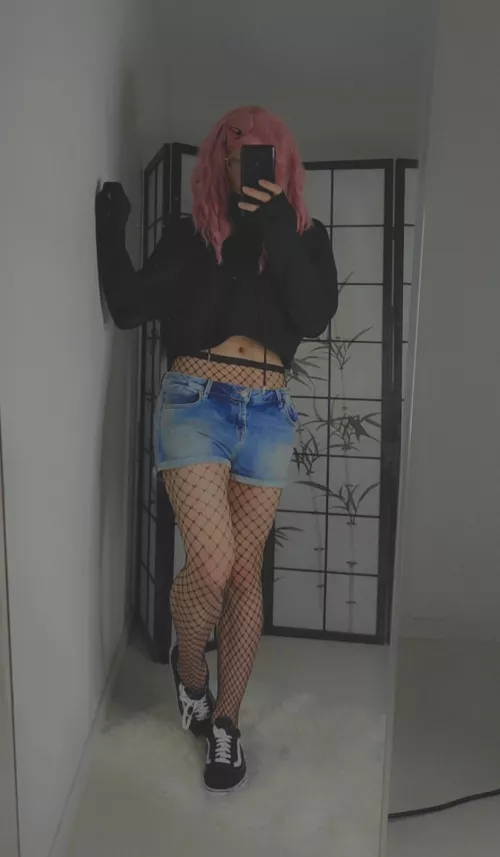 Wanna hold hands?👉🏻👈🏻