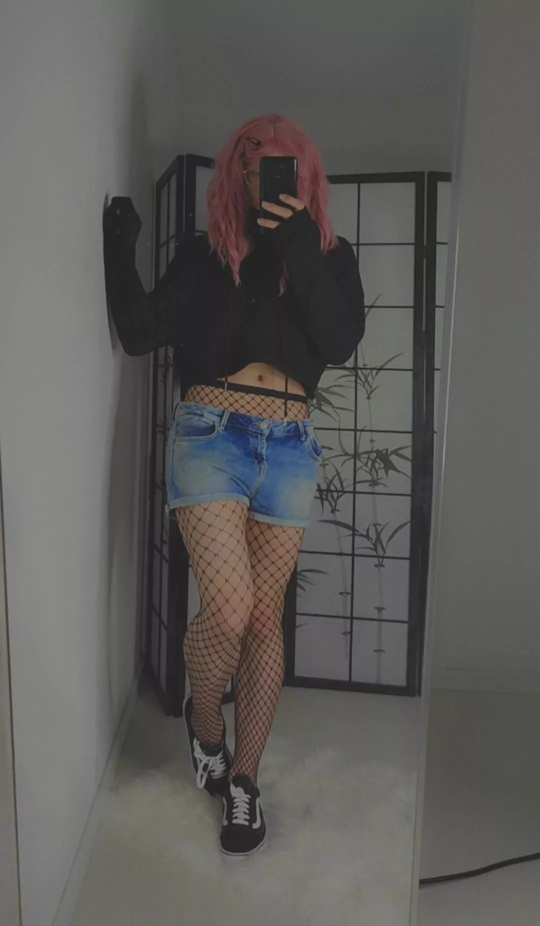 Wanna hold hands?👉🏻👈🏻