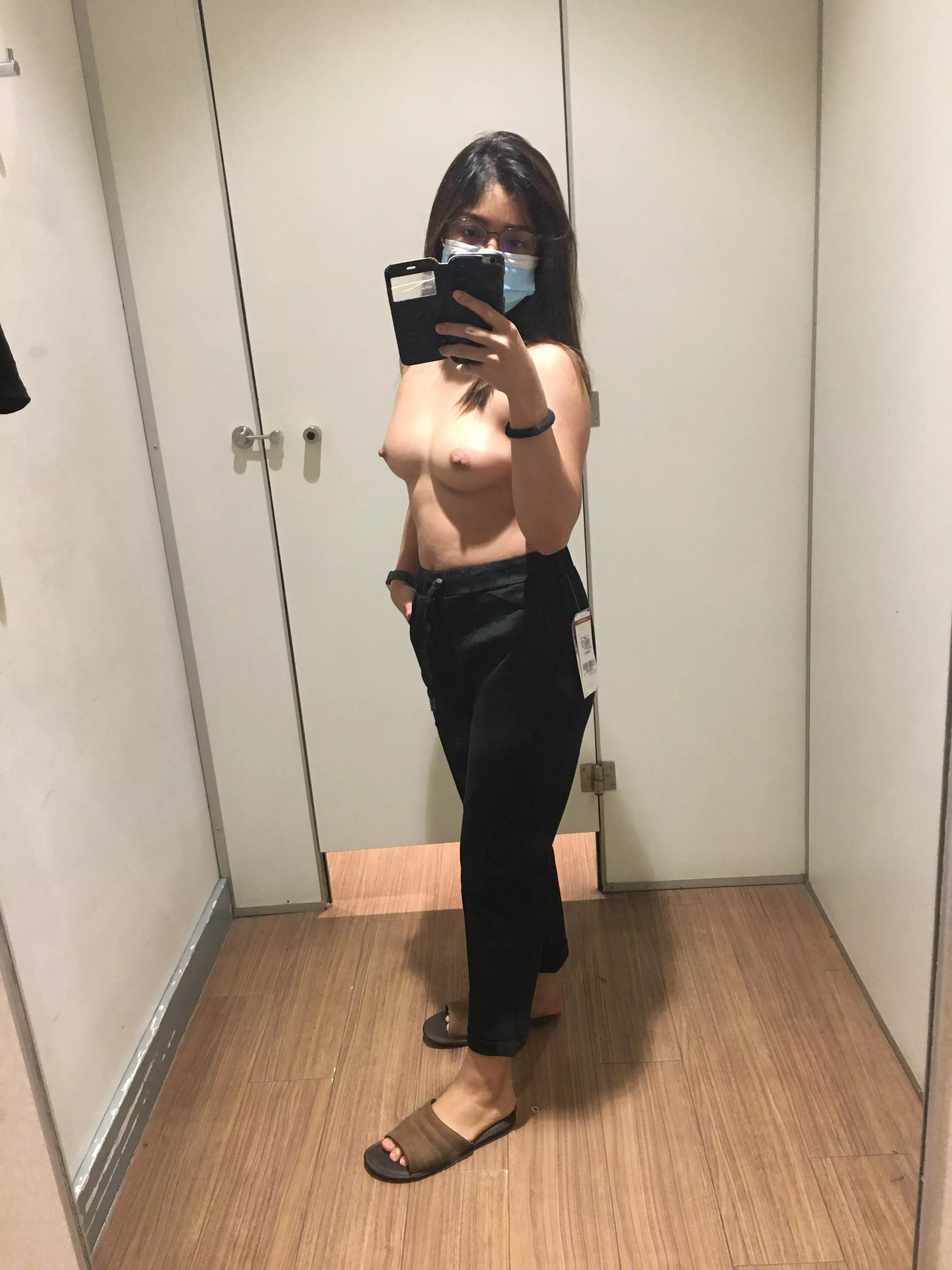 Wanna hold my phone for me Dear...? Wanna hold my phone for me Dear...?