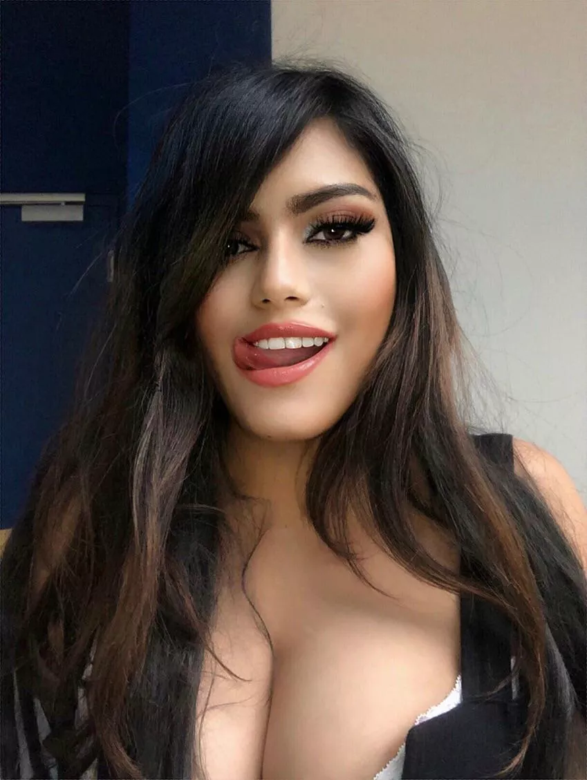 Wanna know what i can do with this tongue? Wanna know what i can do with this tongue?