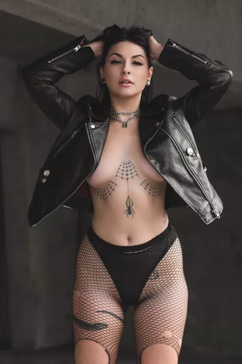 Wanna peak what’s underneath? 💋😏