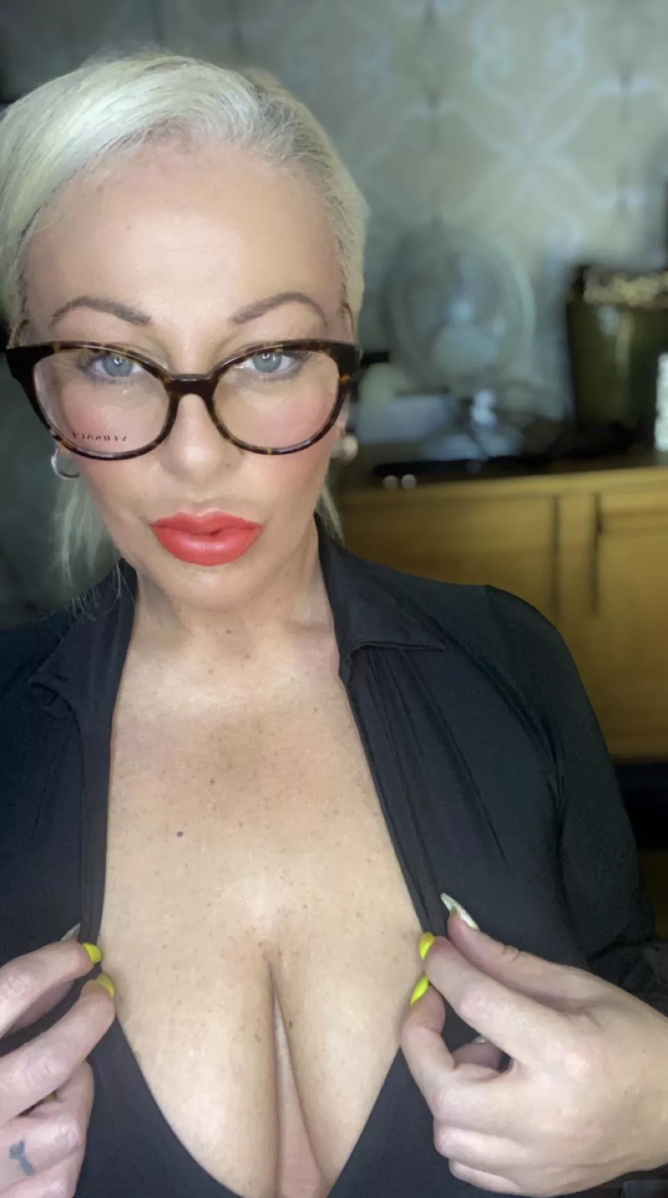 Wanna play with a mature milf f46