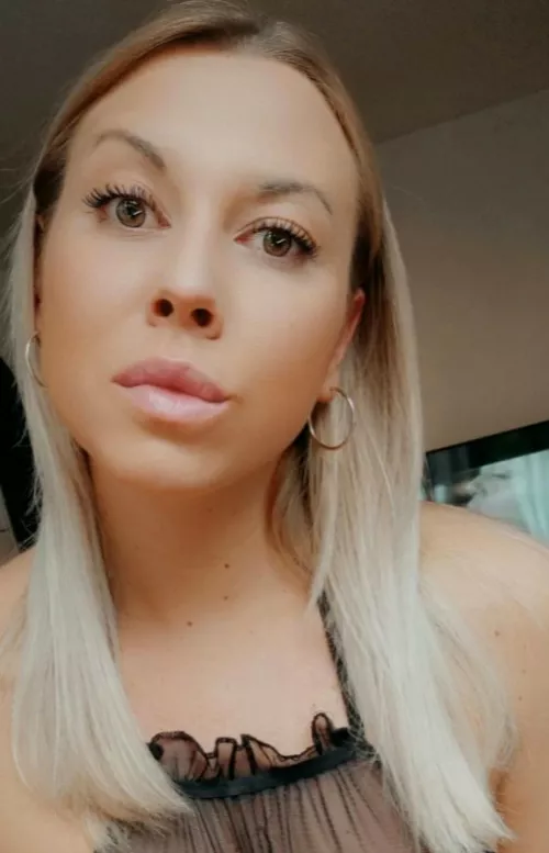 Wanna see my hole dress ? β€