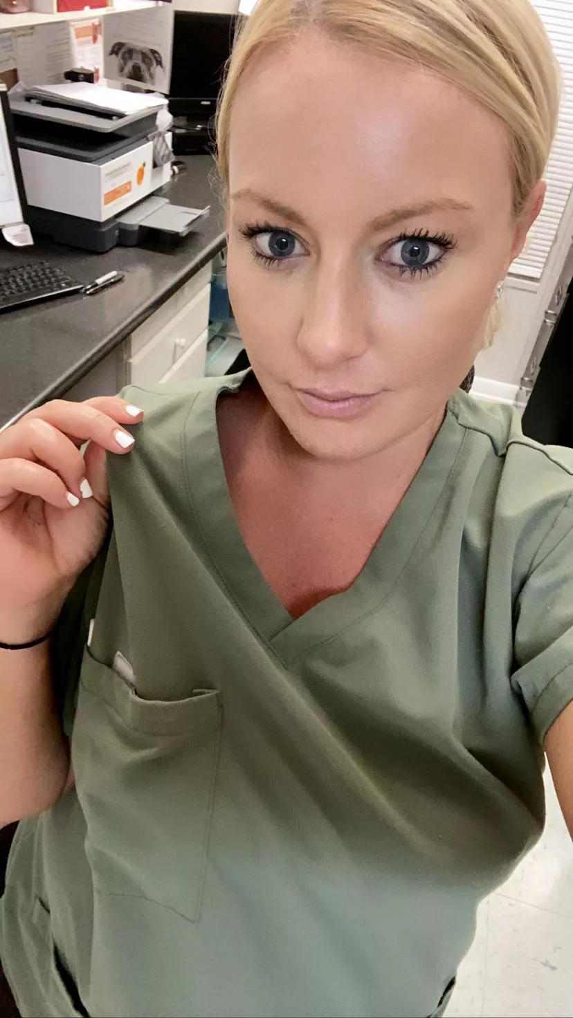 Wanna see what’s under these scrubs?? Check out my FREE page and take a look at my big ass and tits😜 (link in comments) Wanna see what’s under these scrubs?? Check out my FREE page and take a look at my big ass and tits😜 (link in comments)