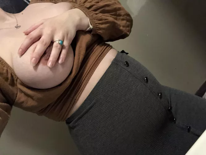 Wanna see what’s underneath? 🧸🤎