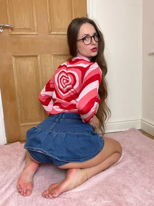 Wanna study my feet? 🤓📚