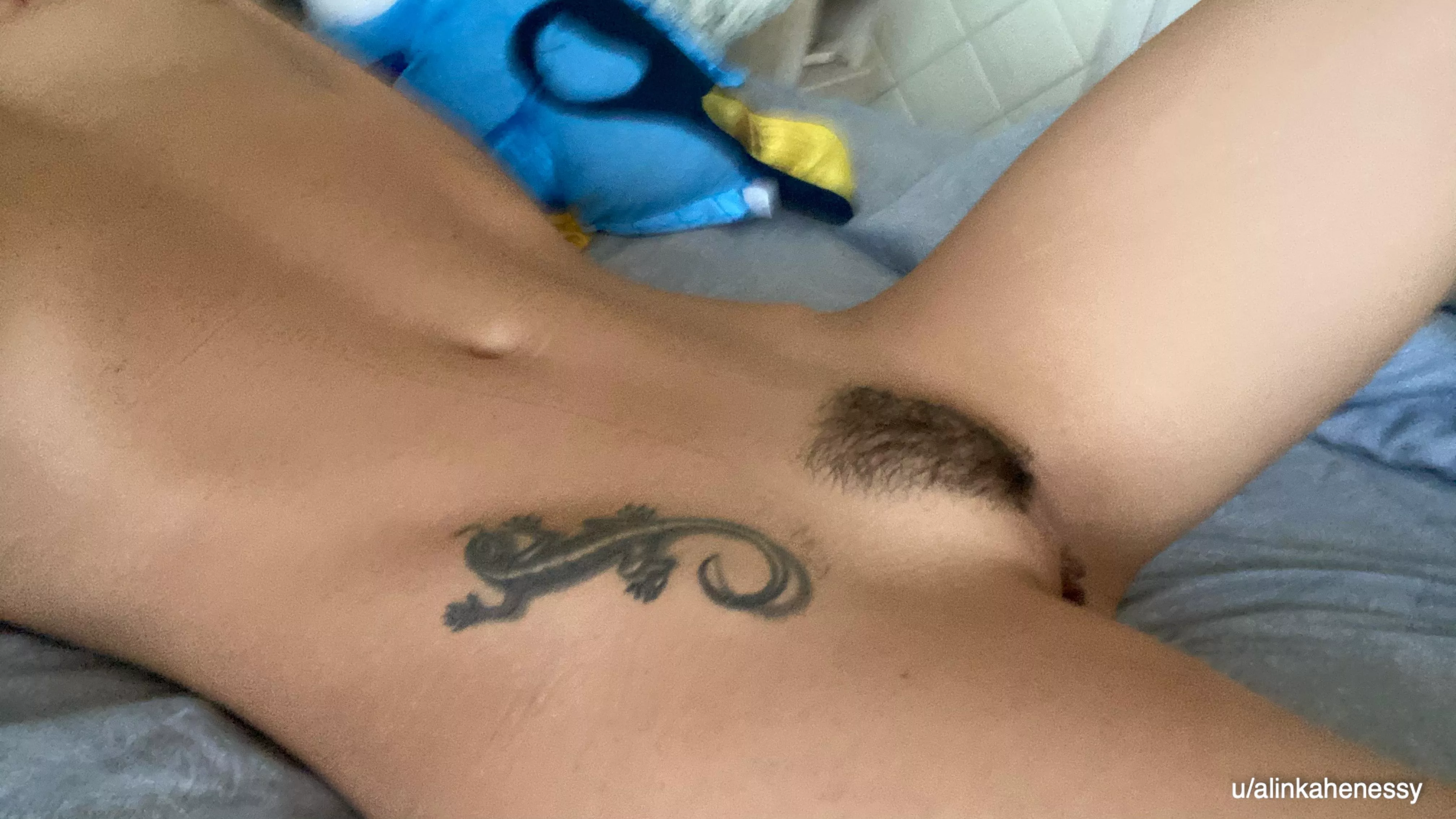 Wanna tease my belly button?;)