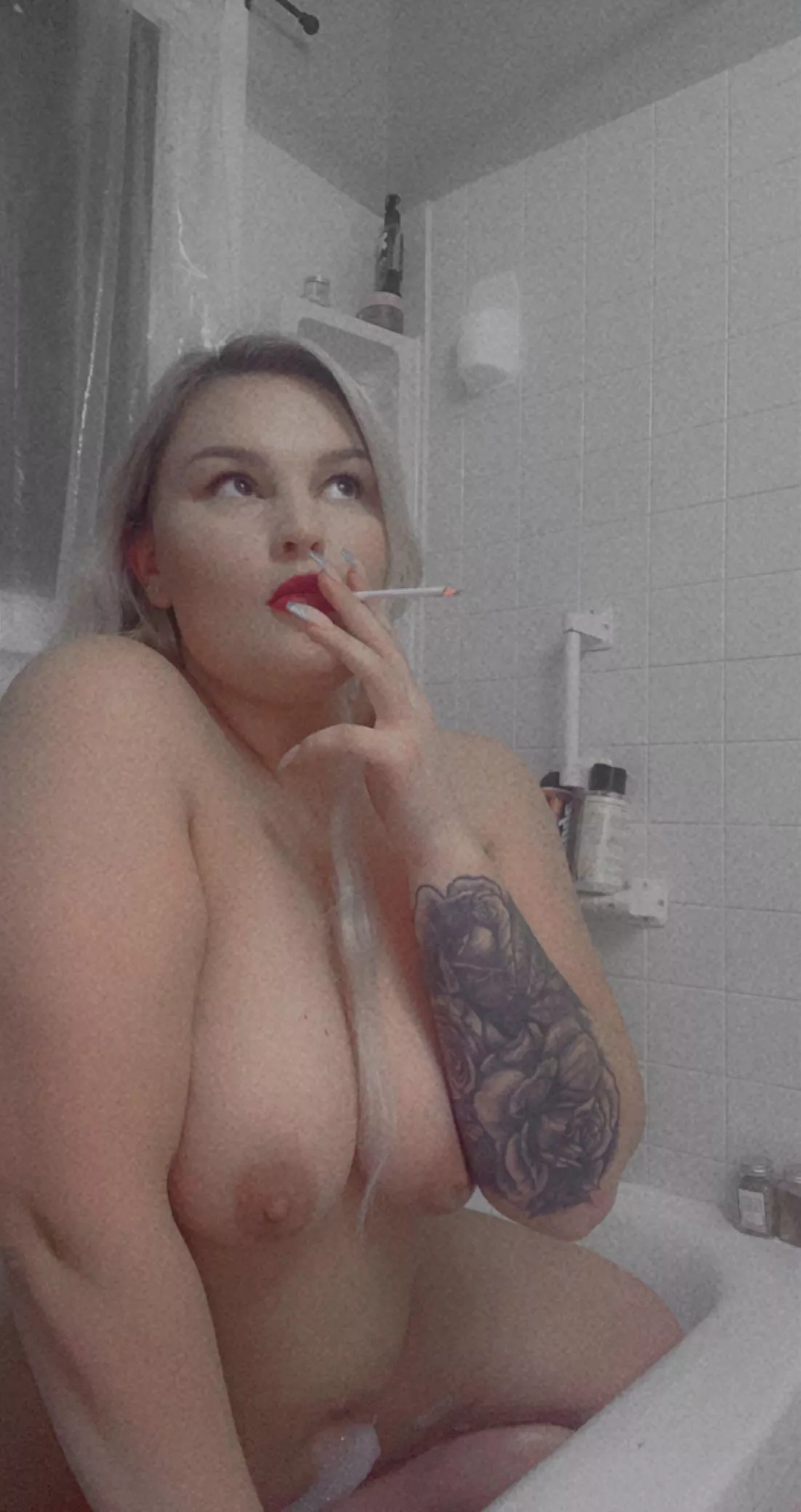 wanna watch me smoke and play with my pussy ? 👅💦