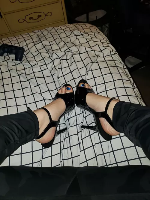 Want to cum on my heels and feet?