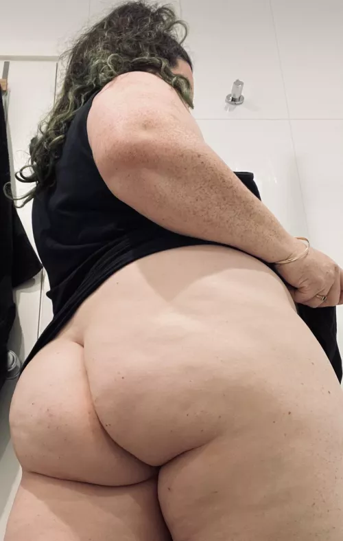 Want to lift my dress further? š¤