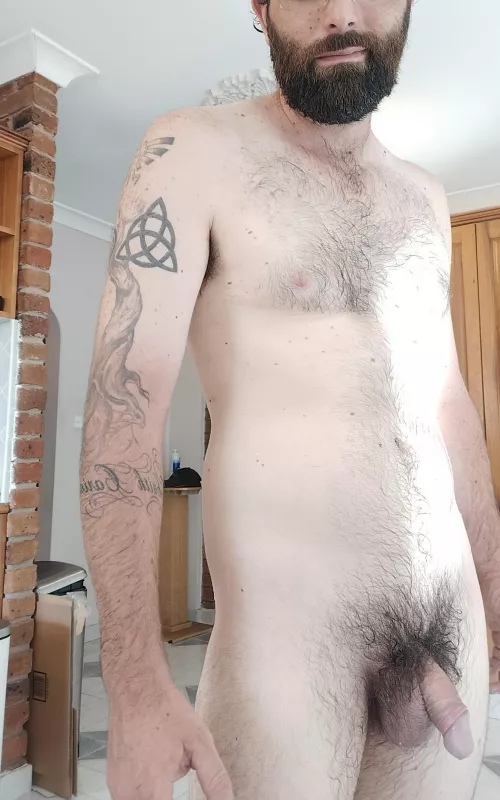 Want to play with my lean hairy body?😈