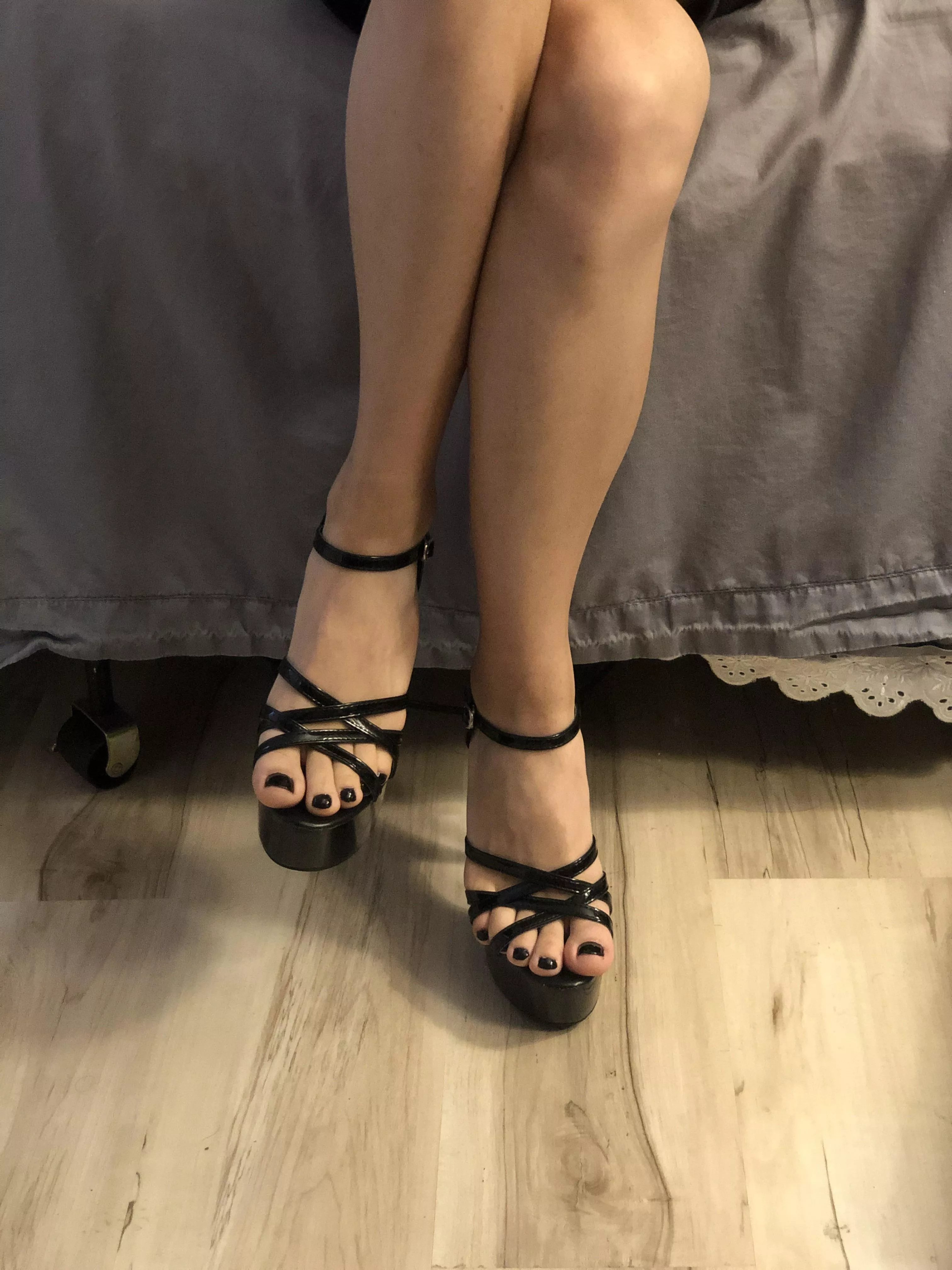 Wanted to show off these nails 😊 It’s a shame that from this angle the heel is completely out of view