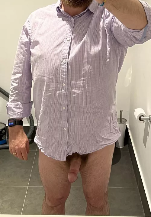 Was bullied into posting - so hereβs a boring chunky dad bod (m)id 40βs work mirror selfie.