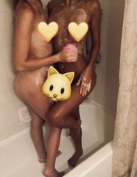 Watch me and my gf shower π¦