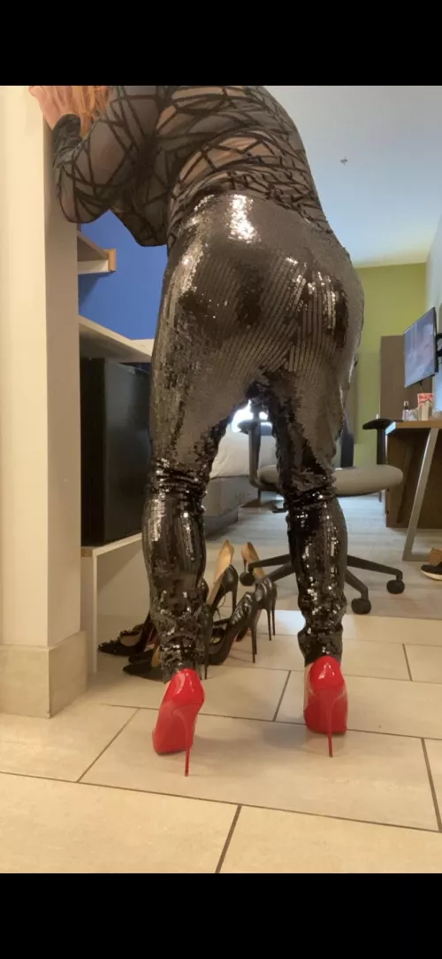 Wearin my FUCK ME hard Red 5 in Louboutin SoKateβ¦.WHO wants to fuck my tight pussy??