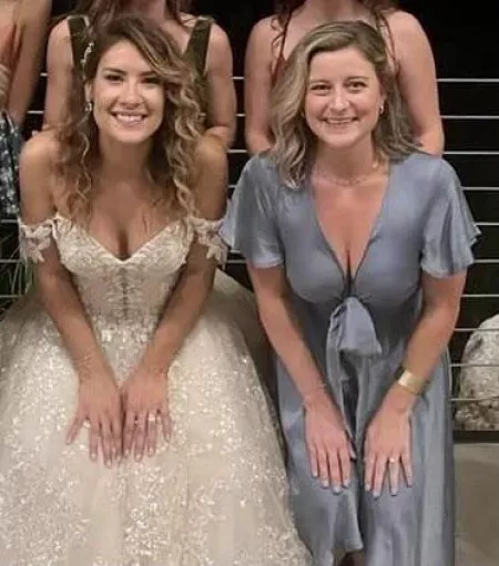 Weddings are the best places for downblouse