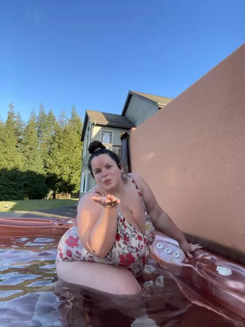 Weekends are for soaking in the hot tub 🥵