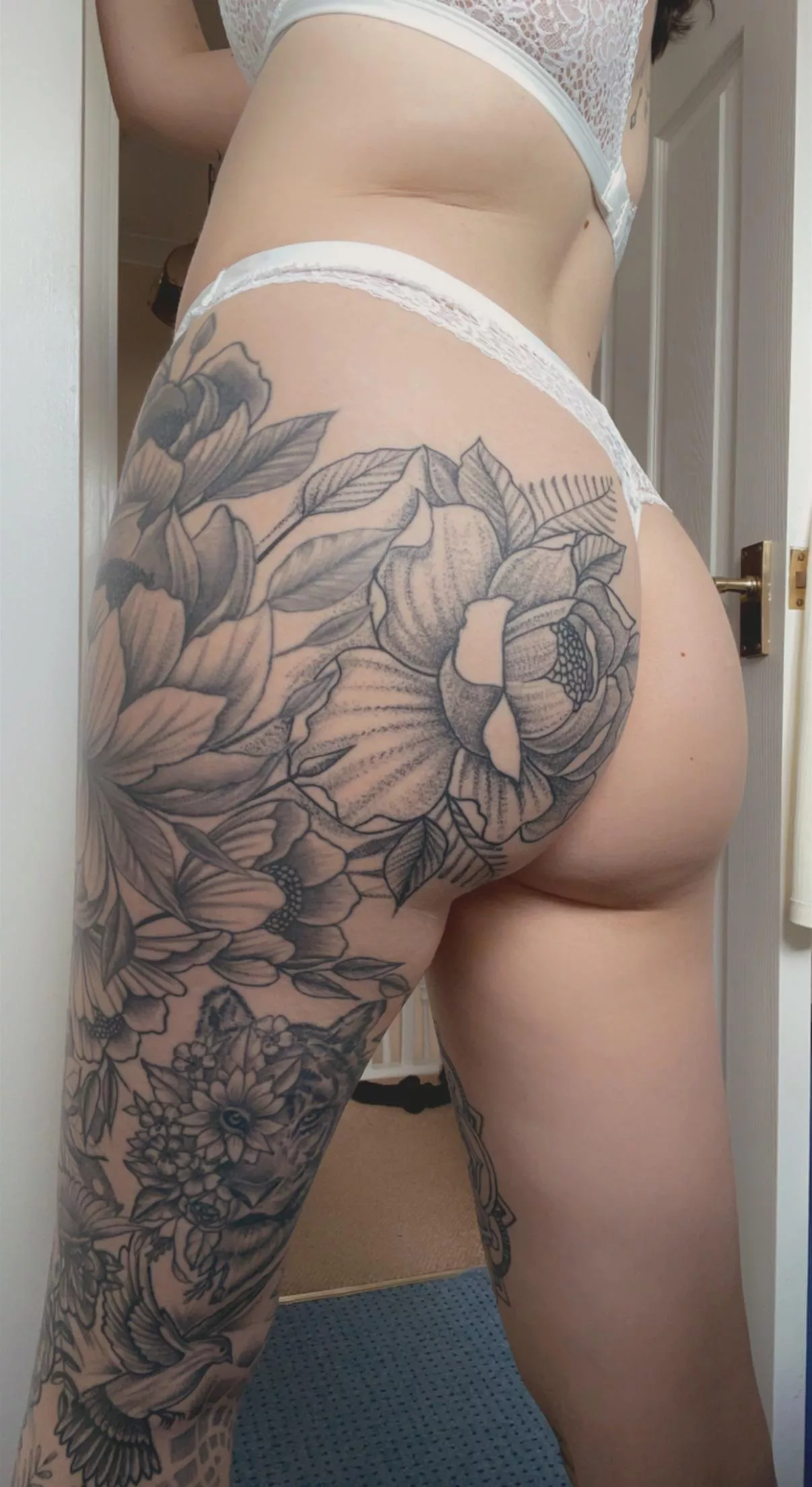 Well hello there 💋 5 more days until my birthday which means 5 more days that my page is on sale 🤫❤️ Well hello there 💋 5 more days until my birthday which means 5 more days that my page is on sale 🤫❤️