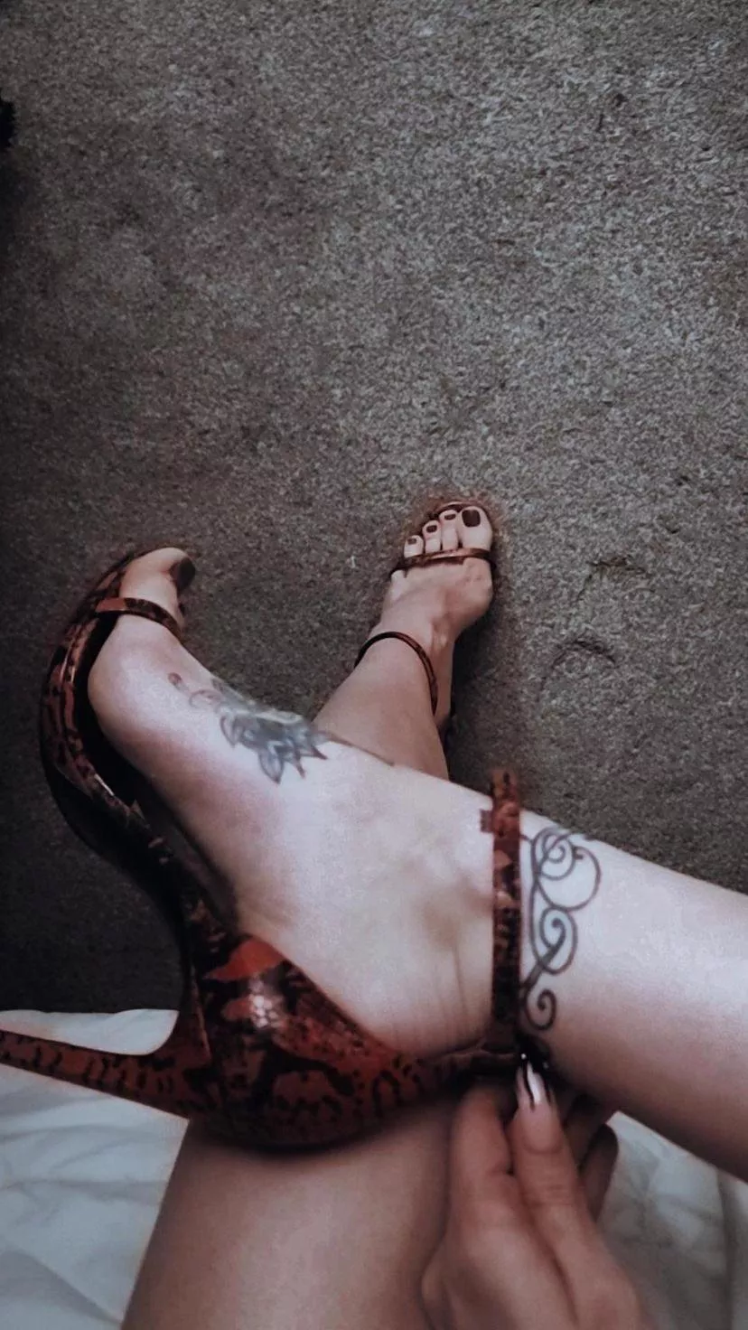 What a long day in these, what would you do to them after I take the heels off?👠