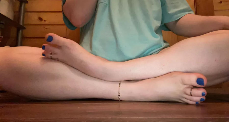 What do you think about my blue toes?💙