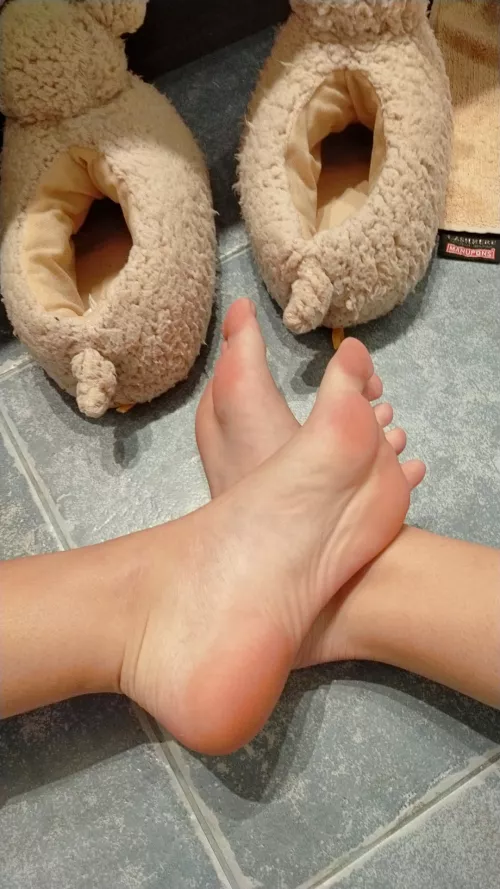 what do you think about my feet? π¦ fresh out of the shower π¦