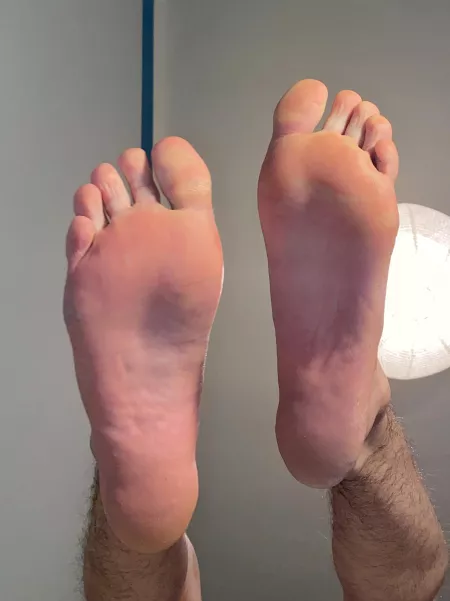 what do you think about those feet? would you worship me? be a good boi now π