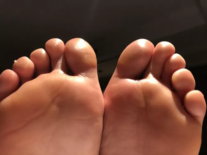 What do you think of my 24yo size 6 gf feet
