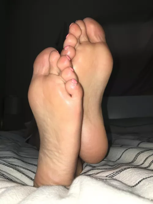 What do you think of my gf’s feet? What would you do? ❤️ PM