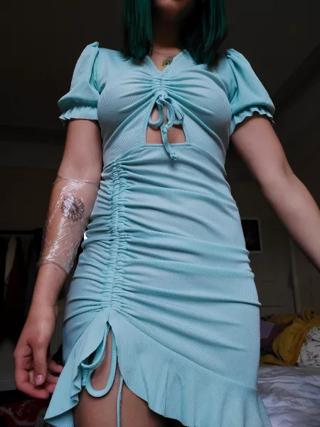 What do you think o(f) my new dress? 🌻