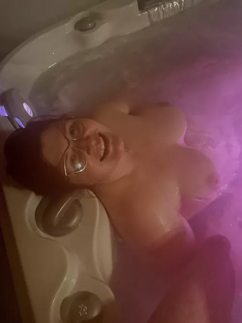 What everyone wants to see in a hot tub 💙