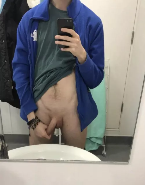 What gets me through work is fantasizing about hooking up with all my customers while on shift (22)