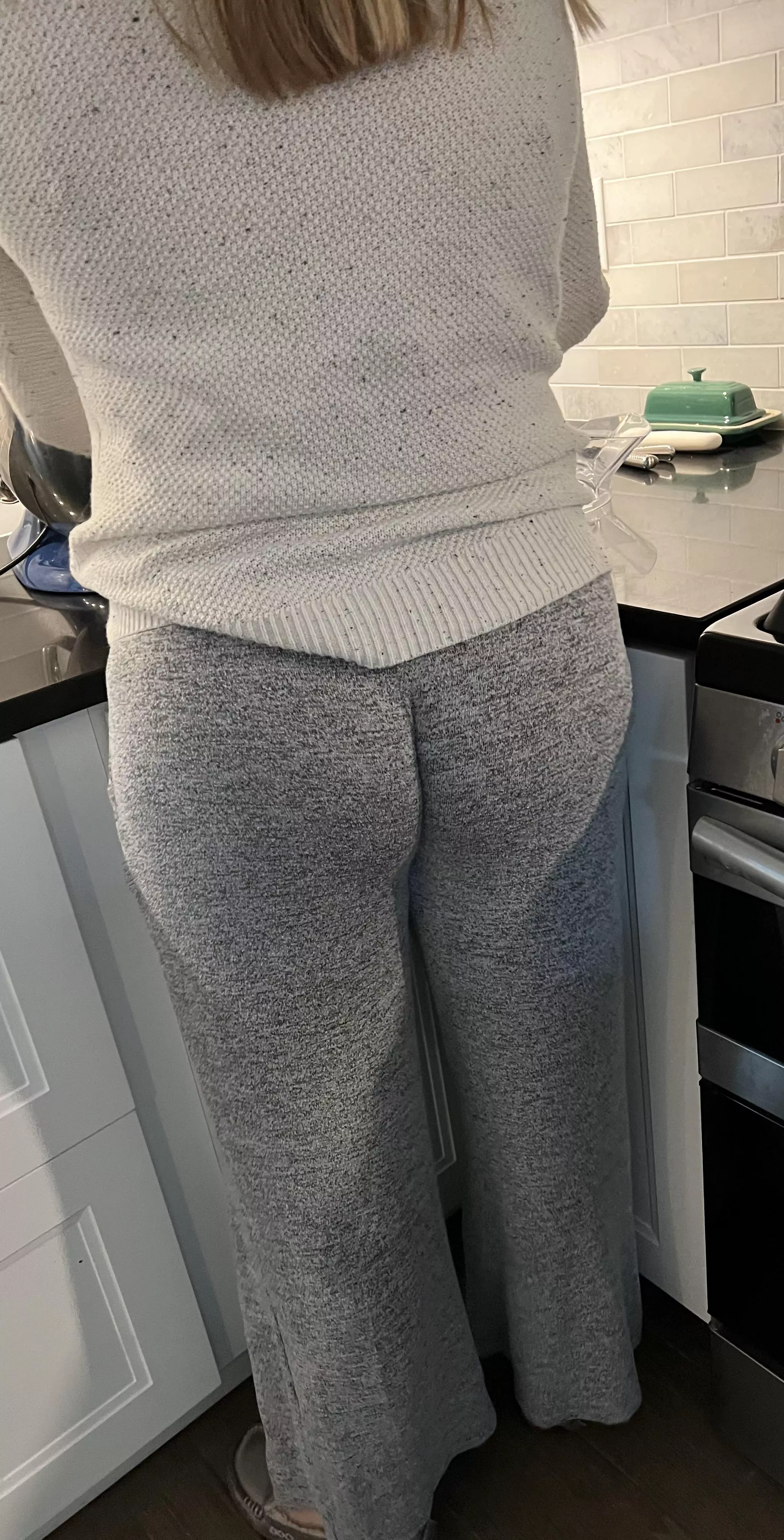 What’s better than a perfect milf ass, and not expecting a baby bump and perky full tits when she turns around? Milfs, bikinis, preggo to front.